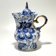 Сливочник с кобальтовыми цветами